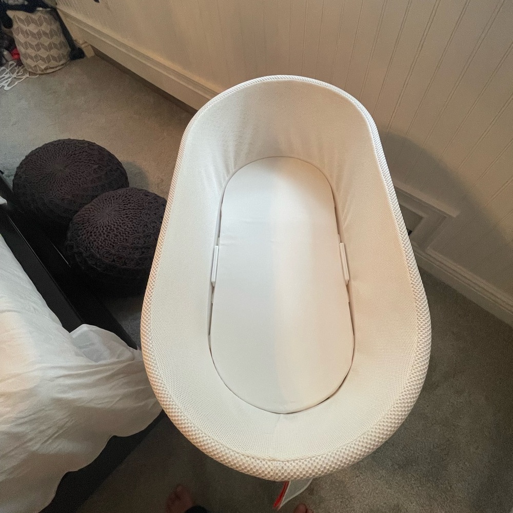 Like new Happiest Baby SNOO Smart Sleeper Bassinet